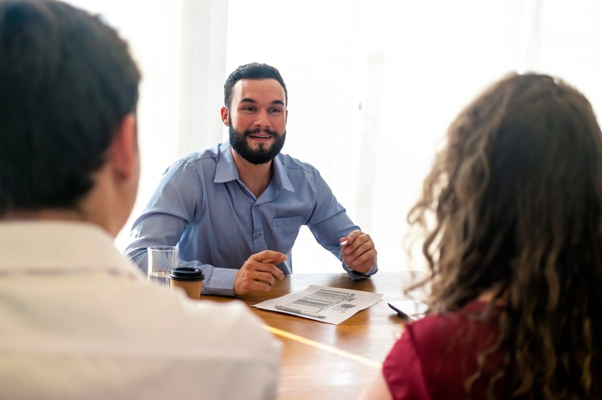 Sesión de consultoría conversando con un equipo directivo sobre la situación del negocio