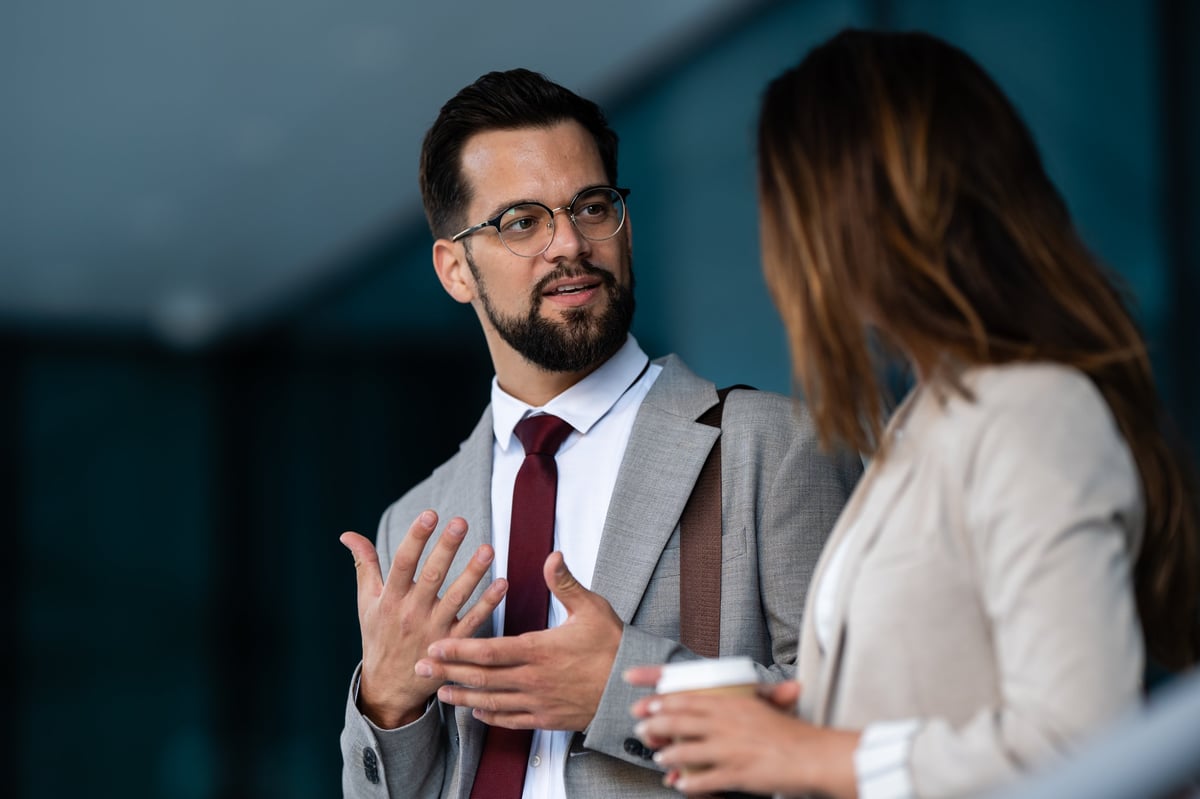Carlos en una conversación cercana y distendida con un empresario