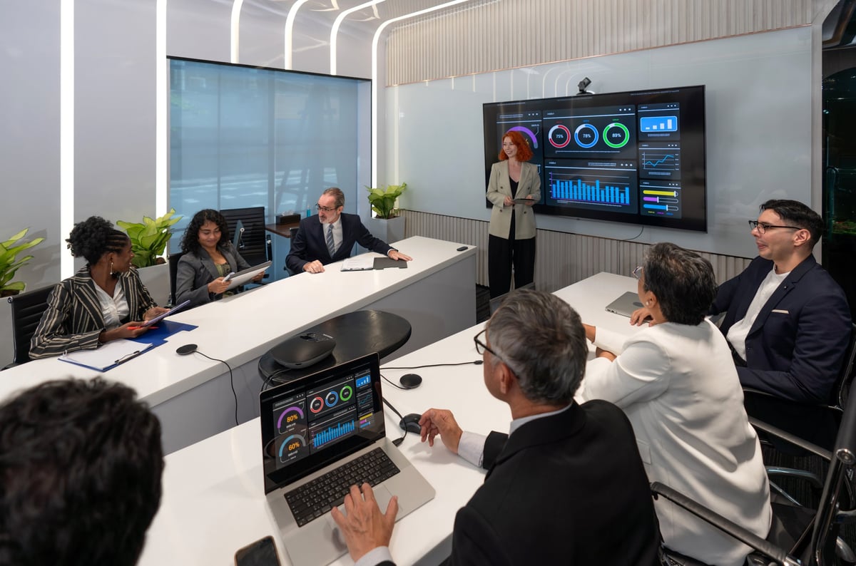 Sesión de capacitación empresarial con un equipo directivo analizando datos