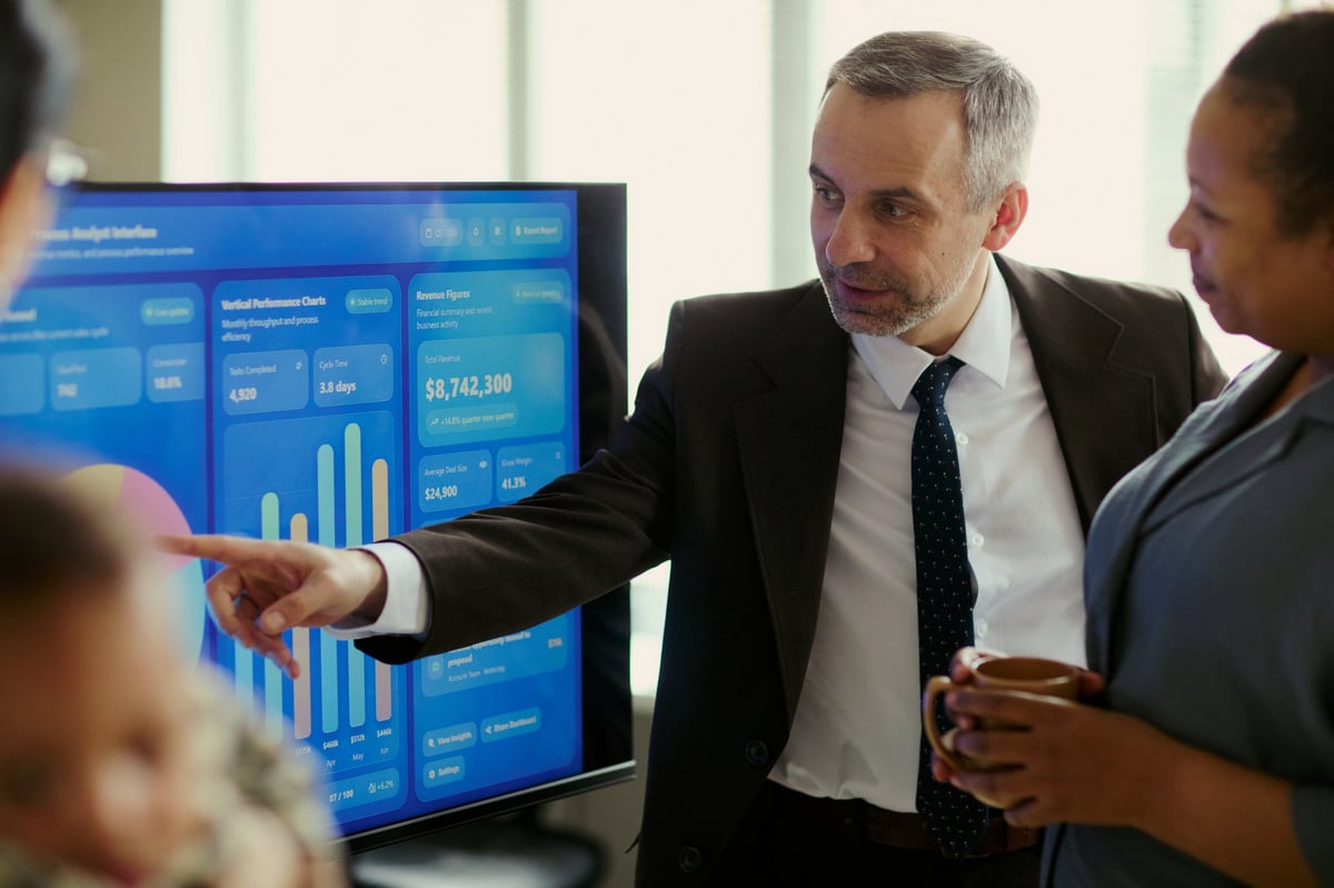 Empresario revisando información financiera y analizando datos en una reunión de trabajo